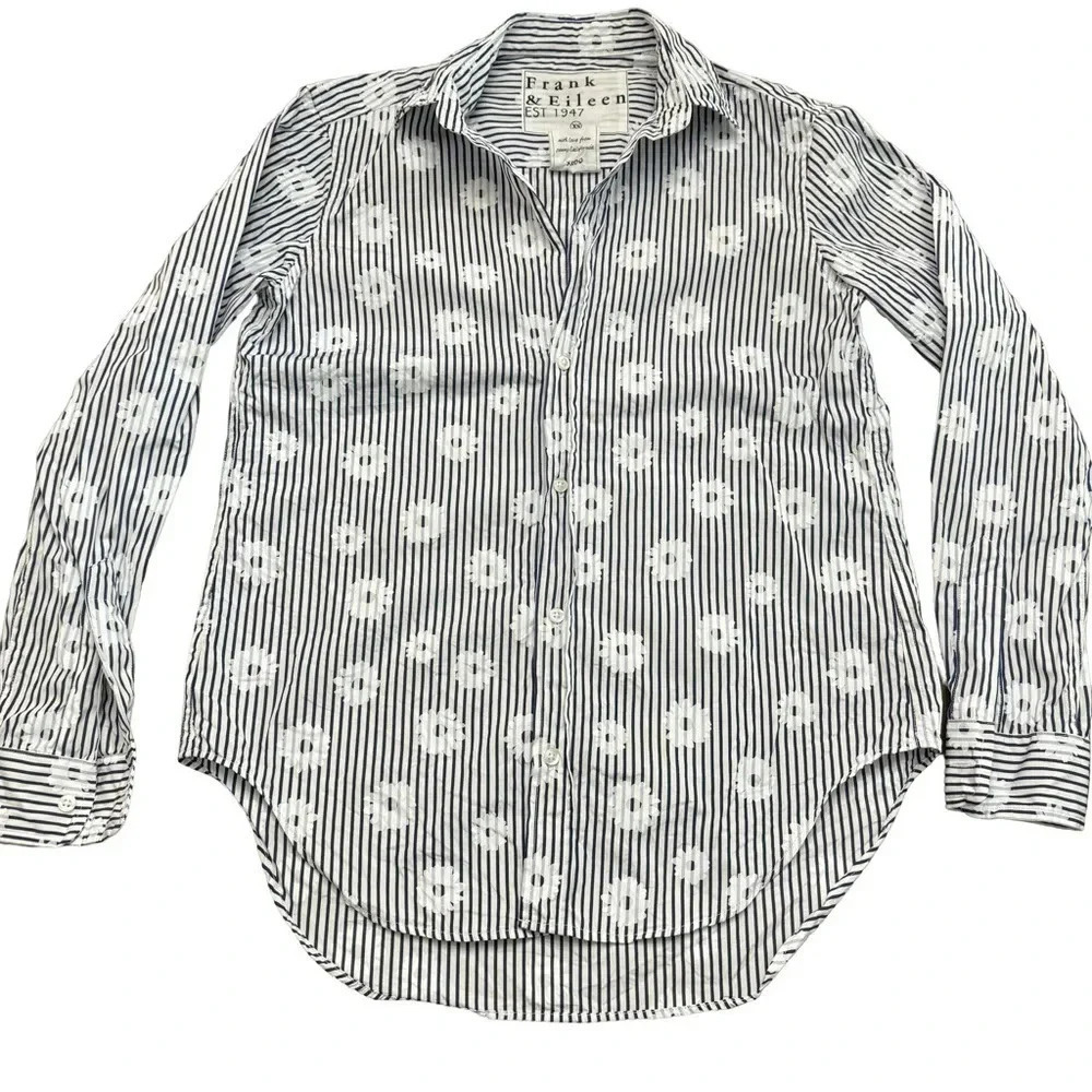 Frank & Eileen 100% cotton blouse. Blue/white stripes with white flowers. XS
